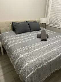 🗽15 Min to NYC! 🏙 Cozy 3 🛏 2 🛁 apartment! ♥️ 🛍🎶 - Image 5