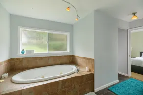 Beautiful Waterfront Getaway - Image 3