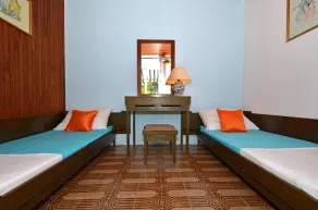 D - large apt with big terrace, next to the beach - Image 5
