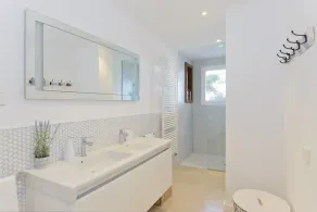 Villa unique en face de la plage et entouré d'arbres méditerranéens - Image 2