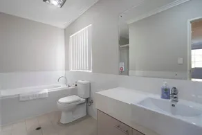 30 Rich on Richmond, modern, bright, spacious, parking sleeps 6 - Image 4