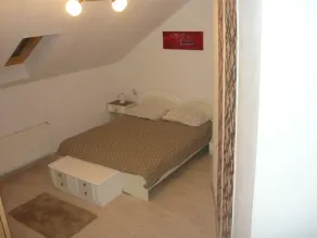 Attic Apartment - 2 Separate Bedrooms - Image 4