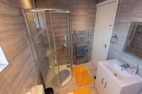 House - Sleeps 8 - Pet friendly - Garden - Parking - Image 3
