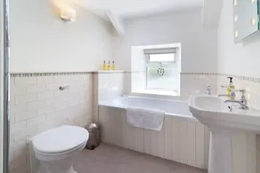 3-Bedroom Countryside Cottage Close to North Devon's Beaches and Exmoor, with onsite games room - Image 2