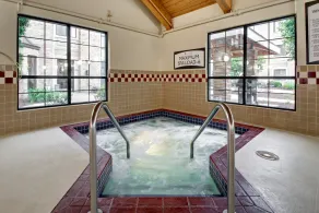 Petit déjeuner gratuit. Piscine et bain à remous. Gym. Explorez UW-Madison! - Image 2