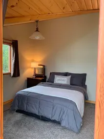 Maison en bois sur mesure entourée de lacs - Image 5