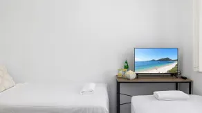 Beachside at Gretel – walk to Shoal Bay Beach, close to shops and clubs, top floor apartment. - Image 5