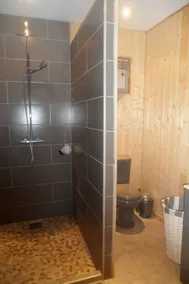 Mountain chalet nearby ski slopes and hiking trails - Image 3