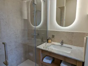 Luxurious 4-Bedroom Apartment with Private Bathrooms, Central Location, and Truffle Experience - Image 3