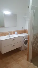Komfortables Apartment mit 1 Schlafzimmer, Meer- und Poolblick, privater Terrasse und Garten - Image 4