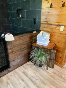 Jungle Fever Honeymoon Cabin Hot Tub - Image 4