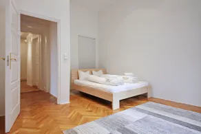 Unique and central apartment in a quiet side street - Image 4