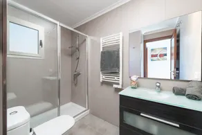 CASTELLO PLATJA - Beautiful apartment with sea views and only 100 metres away from the bea - Image 2