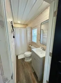 Koby-NEW tiny home with shared fishing pond - Image 2