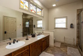 Gorgeous Resort-style Retreat on Cedar Creek Lake - Image 2