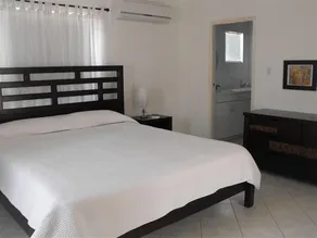 Spacious Eagle Beach House - Image 3