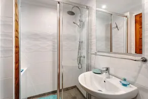 Appartement de vacances 'Blue Dream Pebble Beach' avec vue sur la mer, piscine partagée et Wi-Fi - Image 4
