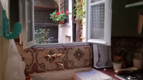 Maison de style typique dans l'une des rues historiques du centre de Lucques - Image 3