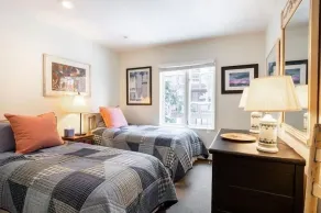 All Seasons Condo Close to Gondola - Image 5