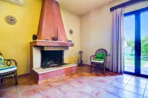 Spacious comfortable villa in traditional style - Image 2