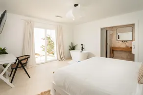 BeachFront Villa w/ Pool, Sleeps 16, Dining, & Tub - Image 4