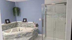 Modern & spacious 5-bedroom home w/ jacuzzi - minutes from the lake! - Image 2