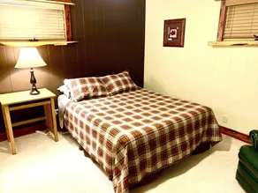 Dream sunsets from this two bedroom lakeside cabin - Image 3
