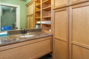 Beautiful 2 bedroom 2.5 bath Loft Condo with a view. - Image 5