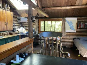 Gehen Sie zu dieser einsamen Hütte am See in Downeast Maine - Image 4