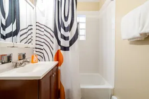 Great suburban location! Perfect for solo or couple travelers - Image 4