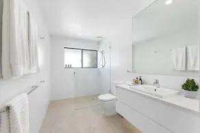 Crystal Shores Top Floor U/4, Stunning Sea View Apartment 200m to Sunshine Beach - Image 2
