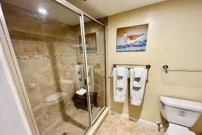 Profitez de cette oasis tropicale d'unités près de la piscine et de la promenade! - Image 3