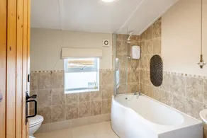 Maison mitoyenne victorienne récemment rénovée avec trois chambres et une vue imprenable sur les marais et la mer. Il surplombe les marais salants avec un accès direct au sentier côtier depuis le jardin. Il est joliment meublé à un niveau élevé, avec s... - Image 4