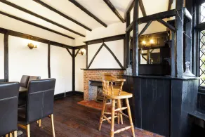 Large Riverside House in Wraysbury, Staines - Image 2