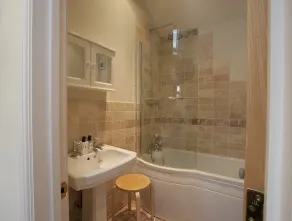 Cottage auto-suficiente de luxo com 2 quartos em uma área de excelente beleza - Image 2