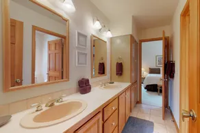 Great location near national park & town with a deck & mountain view - Image 2