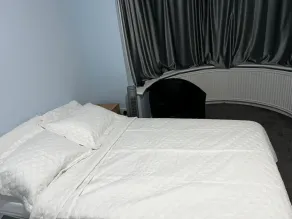 Exciting 4 Bedroom Bungalow in Greater London Sleeps 6 - Image 3