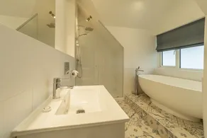 Fremragende indrettede indkvartering og et beroligende boblebad på den overdækkede balkon. - Image 4