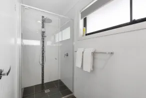 Family-Friendly 4-Bed Home with Courtyard - Image 4