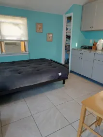Newly renovated studio bungalow six minutes walking distance from the DE Bay - Image 4