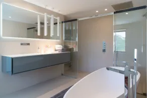 Magnifica villa contemporanea con vista in un ambiente verde. - Image 2