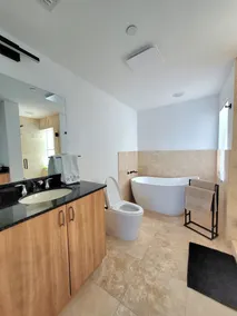 Newly renovated 2/2  apt-2 min walk to the beach and restaurants - Image 5