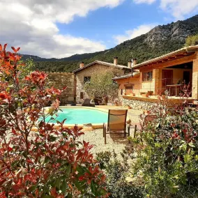 Très jolie maison de campagne rénovée, grand jardin, porche-barbecue et piscine - Image 4