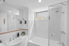 Castaways Beach luxury beachfront apartment - Image 3