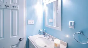 Comfy Blue Studio with Great Amenities - Image 2