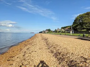 Cliffside Cosy Cottage by Cowes Beach: 1x KING-Size Double BR & a Twin/Kids BR - Image 4
