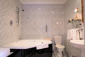 King Bedroom with King Spa Bathroom ensuite and Private Courtyard - Image 2