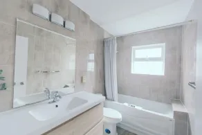 Beachfront Spacious 3 Bedroom Family Suite - Image 3