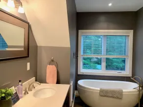 WATERFRONT COTTAGE in Muskoka - Image 2