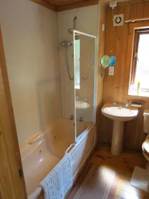 Oak Lodge Cosy Cabin With 2 Bedrooms. Open all year. 15 miles from Fort William - Image 3